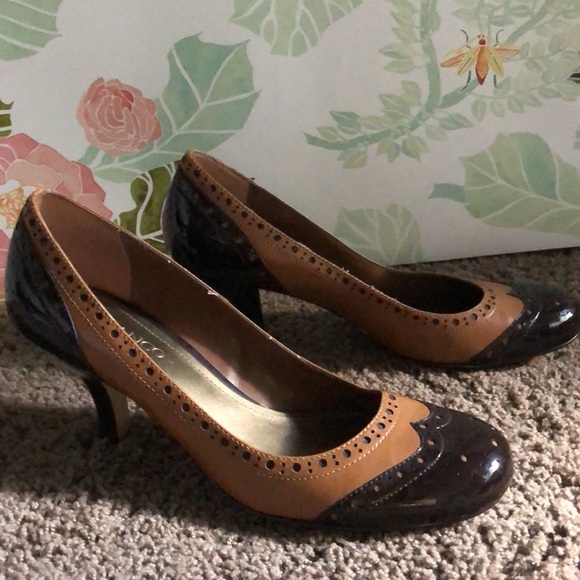 Duo-tone wingtip style leather heels - Picture 5 of 6